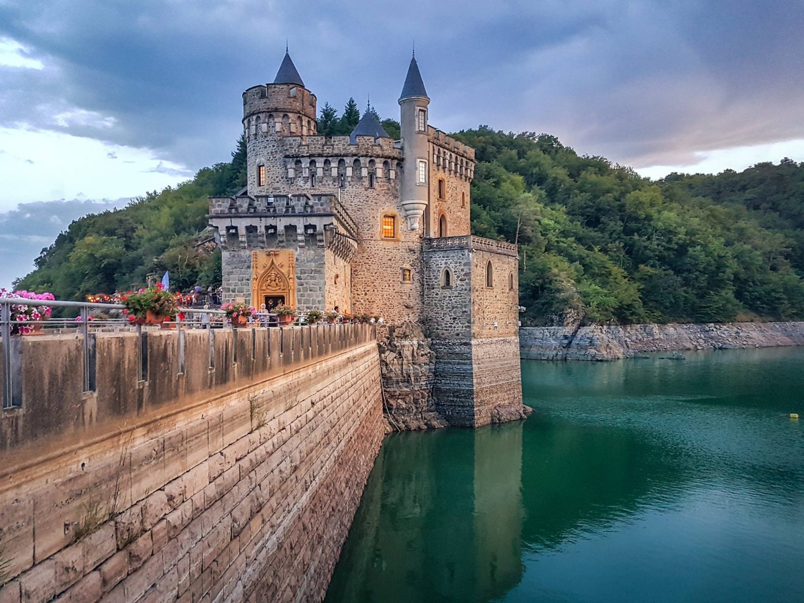 le chateau de la roche chateau de la roche loire Aep22